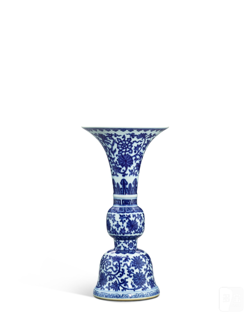 A blue and white 'bajixiang' vase, gu, Seal mark and period of Qianlong | 清乾隆 青花八吉祥花觚《大清乾隆年製》款 - 图3